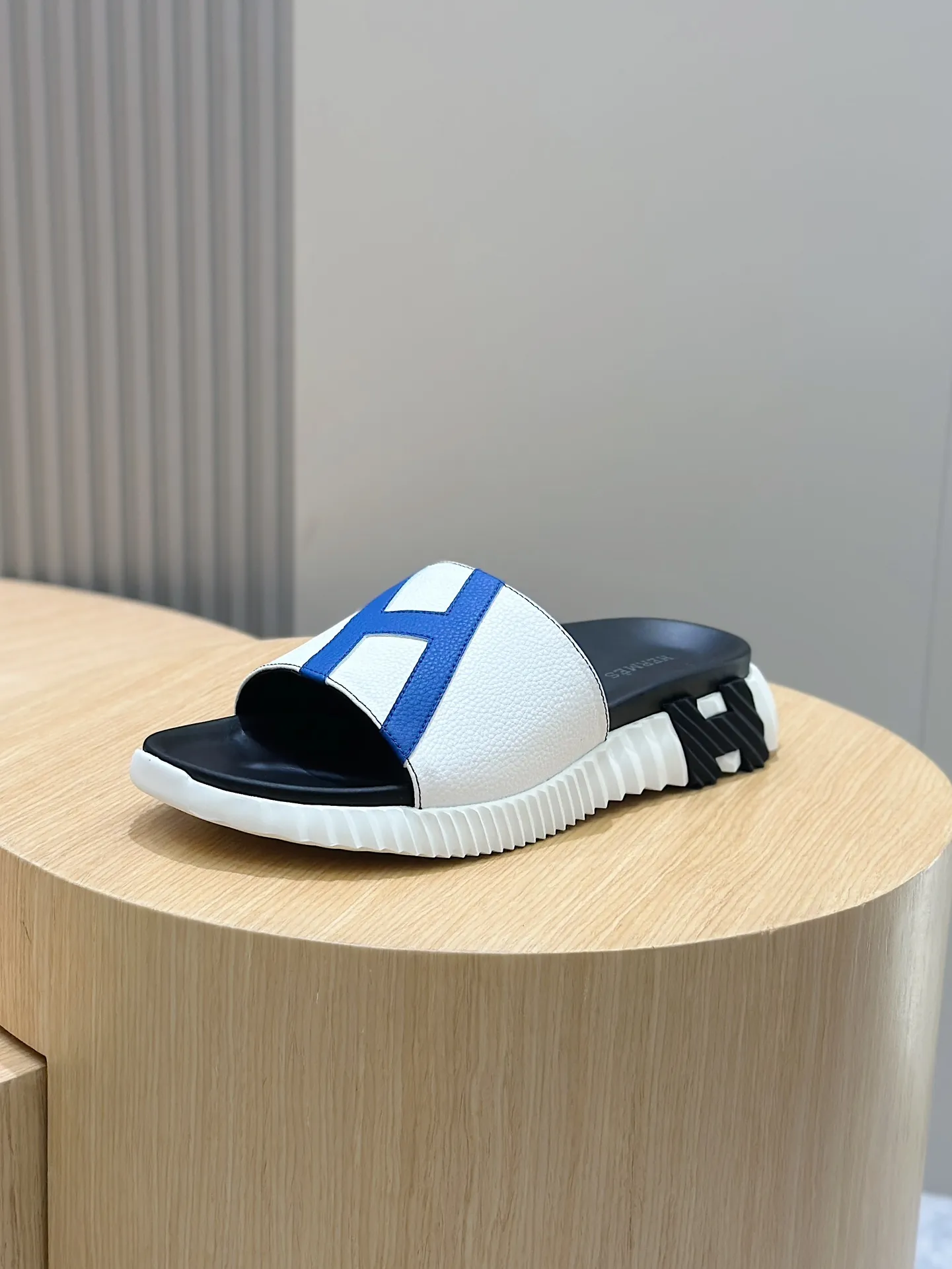 [HERMÈS] Top men's shoes 💰: 340💰 Size: 39-44 (38.45 46 custom-made) Herme*H Home Hermès Men's Sandals and Slippers - Original Replica Purchase the original version and make it one to one, the outsole is privately modeled, and the outsole color corresponding to each color is the same as the original version. Come to those who know the stuff 💪 The ultra-light soles are designed in contrasting colors, and they feel so comfortable on your feet! Calfskin, cowhide feet, private mold outsole.